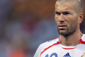 爱游戏娱乐-赛场上队员积极拼搏，展现出色表现，形容比赛队员